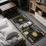 Amerikan doları ikonografisi, detaylı banknot dokusu, siyah ve altın renk paletiyle oluşturulmuş bu halı, finans teması, zenginlik sembolleri, pop art akımı ve çağdaş illüstrasyon estetiğini yansıtan çarpıcı bir zemin tasarımı sunar.
