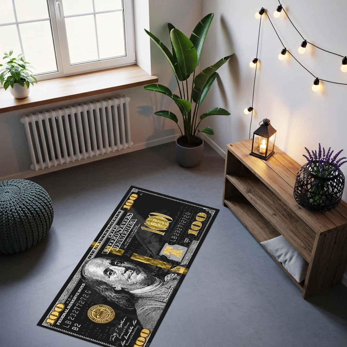 100 dolar banknotunun tamamını kapsayan geniş kompozisyon, Benjamin Franklin portresi ve altın güvenlik şeridiyle hazırlanan bu halı, para sanatı, modern pop art, lüks konsept ve grafik desen temalı dekorasyon için güçlü bir görsel etki oluşturur.
