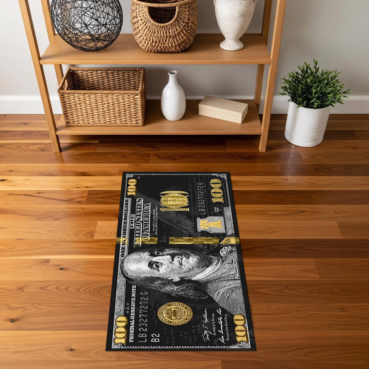 Detaylı dolar banknotu çizimleri, siyah fon üzerinde altın kontrastlı tipografi ve Franklin portresiyle tasarlanan bu halı, finans teması, zenginlik simgeleri, pop kültür estetiği ve modern sanatsal halı tasarımını bir araya getirir.
