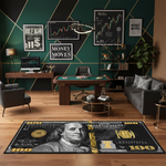 100 dolar banknotu tasarımından ilham alan bu halı, Benjamin Franklin portresi, altın detaylı güvenlik şeridi, siyah zemin ve yüksek kontrastlı grafik stiliyle para teması, pop art estetiği ve modern finans ikonografisini yansıtan güçlü bir dekoratif tasarımdır.
