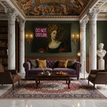 Barok dönem sanatını andıran Medusa figürlü kadın portresi ve koyu fon üzerinde pembe neon “Do Not Disturb” yazısıyla tasarlanan duvar örtüsü, mitolojik tema ile modern tipografiyi birleştiren güçlü kontrastlı, sanatsal ve retro estetikte dekoratif tekstil ürünüdür.