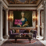 Klasik yağlı boya portre stilinde tasarlanmış duvar örtüsü, mavi elbiseli aristokrat kadın figürü ve koyu fon üzerinde pembe neon “Do Not Disturb” yazısıyla vintage ile modern pop art estetiğini birleştirir; sanatsal, retro ve çarpıcı grafik tasarım sevenler için dekoratif tekstil ürünü.