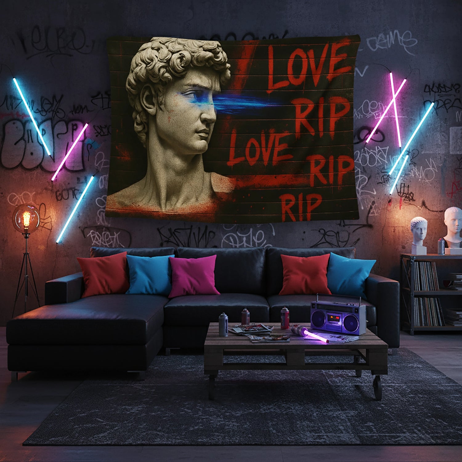 Klasik mermer erkek büstü ve arka planda kırmızı grafiti yazılarla tasarlanan duvar örtüsü, göz hizasında mavi neon ışık efekti ve boya sıçramalarıyla antik heykel estetiğini sokak sanatıyla birleştirir; modern, alternatif ve çarpıcı bir dekoratif tekstil tasarımı sunar.