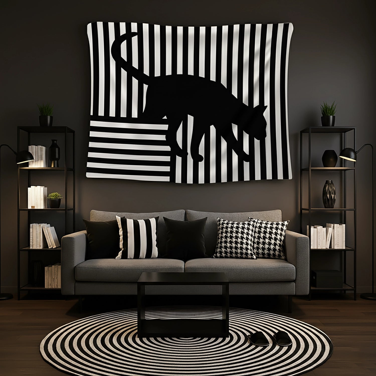 Siyah beyaz dikey çizgilerden oluşan yüksek kontrastlı zemin üzerinde yer alan kedi silüetiyle tasarlanan duvar örtüsü, op art ve minimal grafik stili yansıtan modern kompozisyonuyla dikkat çeker; soyut ve çağdaş dekorasyon anlayışına uygun estetik bir tekstil tasarımı sunar.
