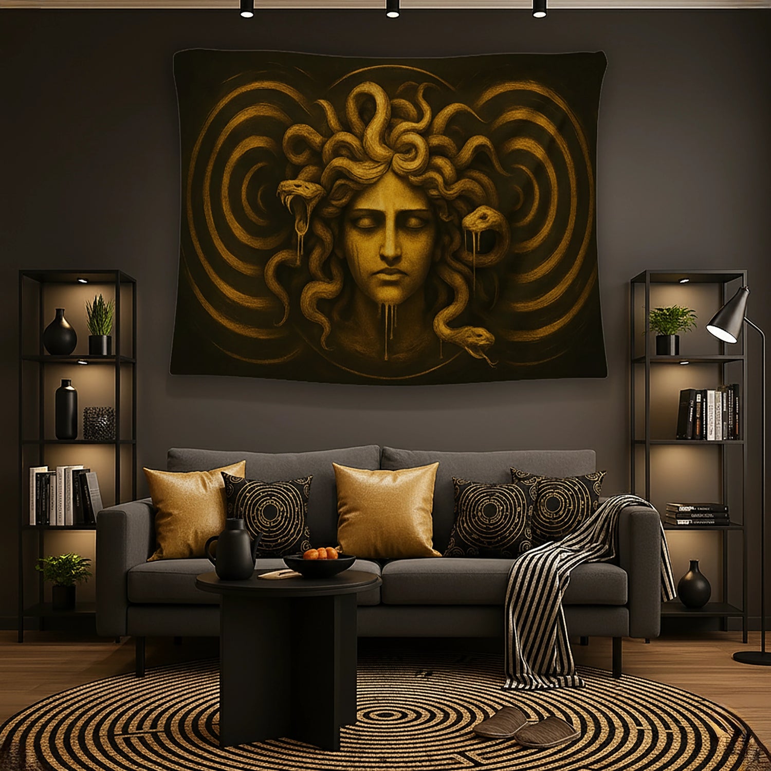 Siyah zemin üzerinde altın tonlu Medusa yüzü ve kıvrılan yılan saç detaylarıyla tasarlanan duvar örtüsü, dairesel dalga formları ve dramatik gölgelerle gotik, mitolojik ve karanlık sanat estetiği sunar; güçlü kontrastlı ve çarpıcı kompozisyonuyla modern dekorasyonlar için etkileyici bir tekstil tasarımıdır.
