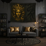 Koyu siyah zemin üzerinde altın tonlu Medusa başı ve yılan saç detaylarıyla tasarlanan duvar örtüsü, dramatik gölge efektleri ve akışkan boya izleriyle gotik, mitolojik ve sanatsal bir atmosfer sunar; güçlü kontrastlı ve çarpıcı kompozisyonuyla modern dekorasyonlar için estetik bir tekstil tasarımıdır.