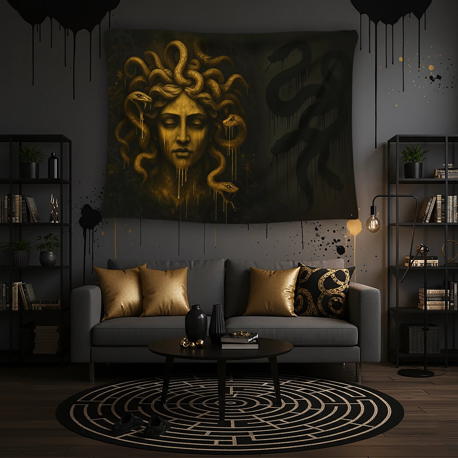 Koyu siyah zemin üzerinde altın tonlu Medusa başı ve yılan saç detaylarıyla tasarlanan duvar örtüsü, dramatik gölge efektleri ve akışkan boya izleriyle gotik, mitolojik ve sanatsal bir atmosfer sunar; güçlü kontrastlı ve çarpıcı kompozisyonuyla modern dekorasyonlar için estetik bir tekstil tasarımıdır.