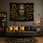 Altın tonlarında yılanlarla çevrelenmiş mitolojik kadın yüzü kompozisyonu, Medusa’dan ilham alan karanlık ve güçlü bir estetik sunan dekoratif duvar örtüsü olarak tasarlanmıştır. Siyah arka plan üzerinde parlak altın detaylar derinlik ve kontrast yaratır, salon, ofis ve sanatsal yaşam alanlarında dramatik bir atmosfer oluşturur. Yüksek çözünürlüklü baskı dokusu, net çizgiler ve zengin renk geçişleriyle FabricUp koleksiyonunda dikkat çeken özgün bir tasarımdır.