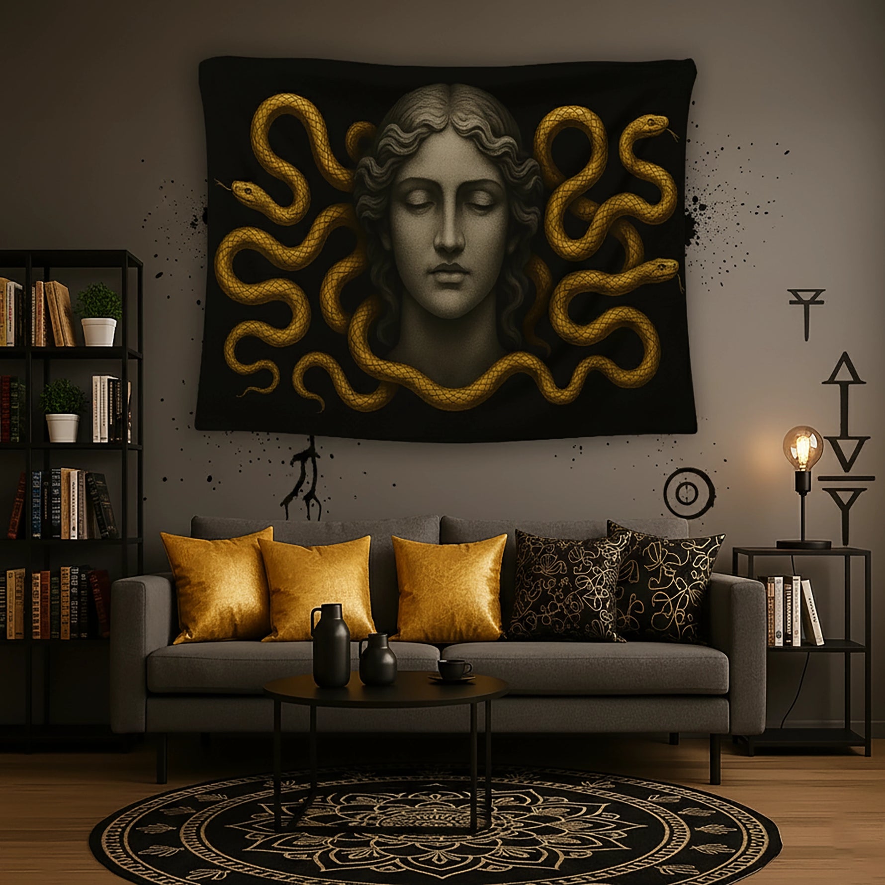 Altın tonlarında yılanlarla çevrelenmiş mitolojik kadın yüzü kompozisyonu, Medusa’dan ilham alan karanlık ve güçlü bir estetik sunan dekoratif duvar örtüsü olarak tasarlanmıştır. Siyah arka plan üzerinde parlak altın detaylar derinlik ve kontrast yaratır, salon, ofis ve sanatsal yaşam alanlarında dramatik bir atmosfer oluşturur. Yüksek çözünürlüklü baskı dokusu, net çizgiler ve zengin renk geçişleriyle FabricUp koleksiyonunda dikkat çeken özgün bir tasarımdır.