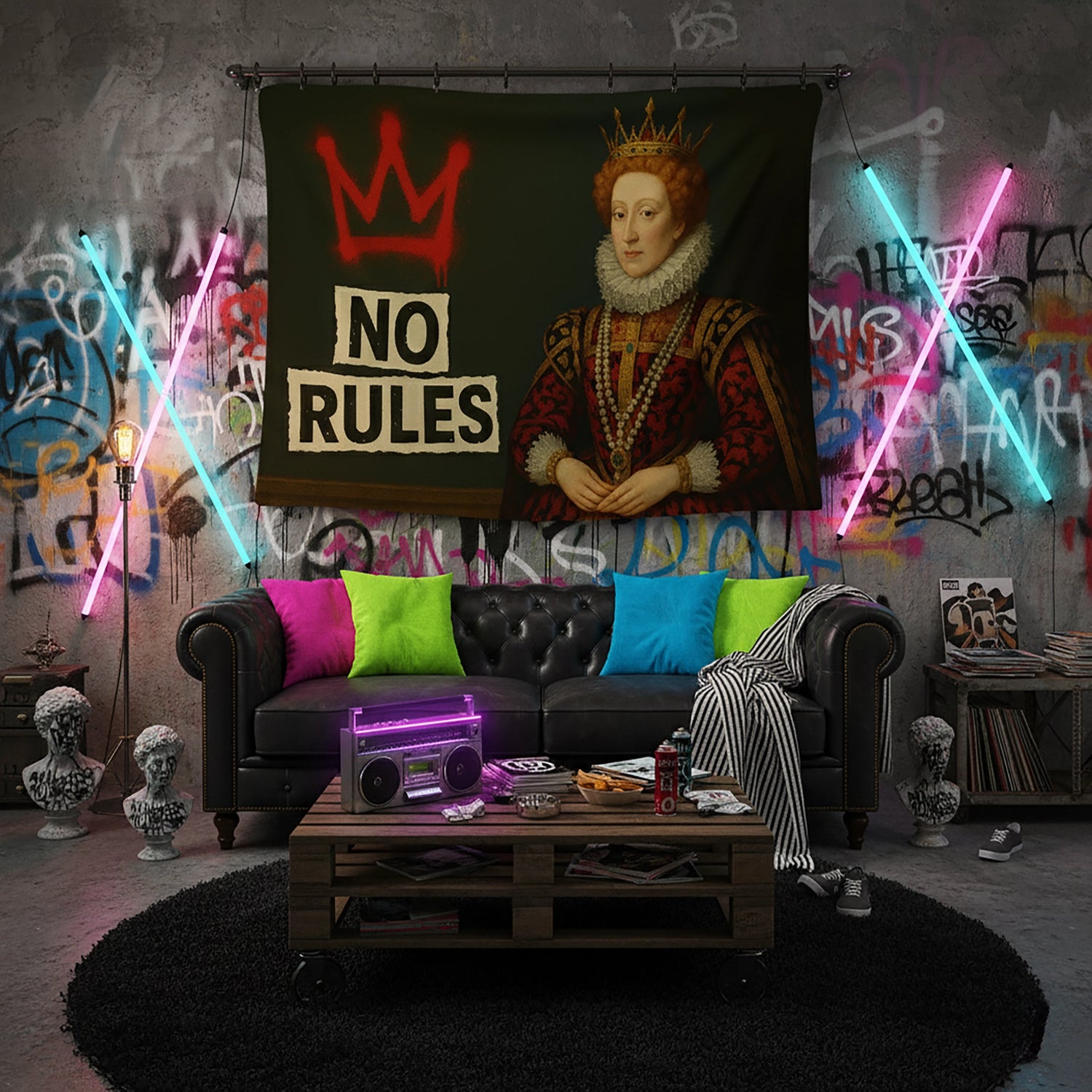 Koyu zemin üzerinde klasik kraliçe portresi ve yanında sprey boya tarzı kırmızı taç sembolü ile “No Rules” tipografisiyle tasarlanan duvar örtüsü, barok tablo estetiğini grafiti ve street art dokunuşlarıyla birleştirerek modern ve asi bir dekoratif tekstil tasarımı sunar.