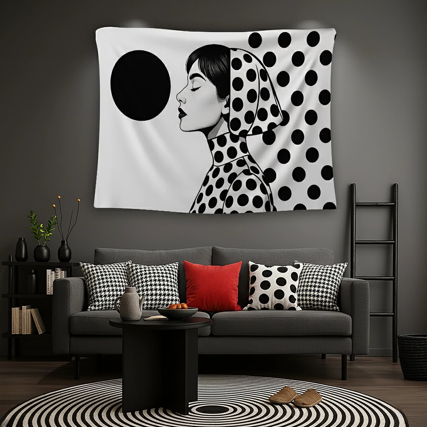 Siyah beyaz puantiyeli desenlerle kaplı kadın profili illüstrasyonu ve arka plandaki büyük daire formuyla tasarlanan duvar örtüsü, retro pop art ve grafik sanat estetiğini yansıtan minimal kompozisyonuyla modern ve sanatsal dekorasyonlar için şık bir tekstil tasarımı sunar.