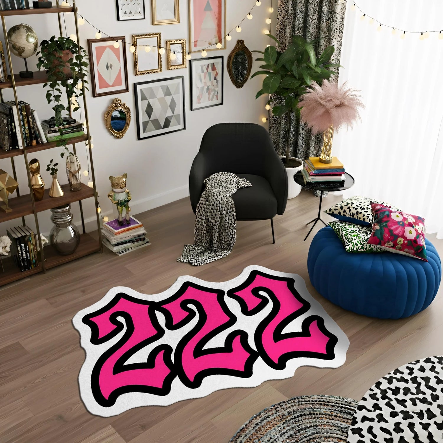 Pembe renkte büyük “222” rakamlarından oluşan, kalın siyah dış kontur ve beyaz iç hatla çevrelenmiş, yuvarlak köşeli yazı karakterine sahip, graffiti ve pop art stilinde tasarlanmış, yüksek kontrastlı tipografik figür kesim halı deseni.
