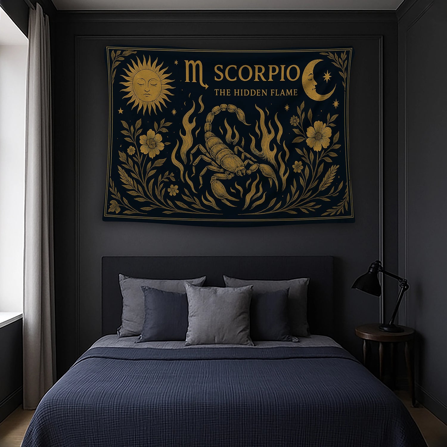 Merkezde detaylı akrep illüstrasyonu ve üst bölümde Scorpio The Hidden Flame yazısı bulunan duvar örtüsü, alev formundaki desenler, takımyıldız motifleri ve floral çerçeveyle retro, illüstratif ve astrolojik estetik sunan dekoratif bir tekstil ürünüdür.
