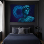 Antik mermer heykeli andıran erkek portresi ve boyun kısmındaki devre kartı detaylarıyla hazırlanan duvar örtüsü, koyu mavi arka plan üzerindeki neon ışık halkaları sayesinde cyberpunk, modern ve grafik sanat stilini yansıtan özgün bir dekoratif üründür.