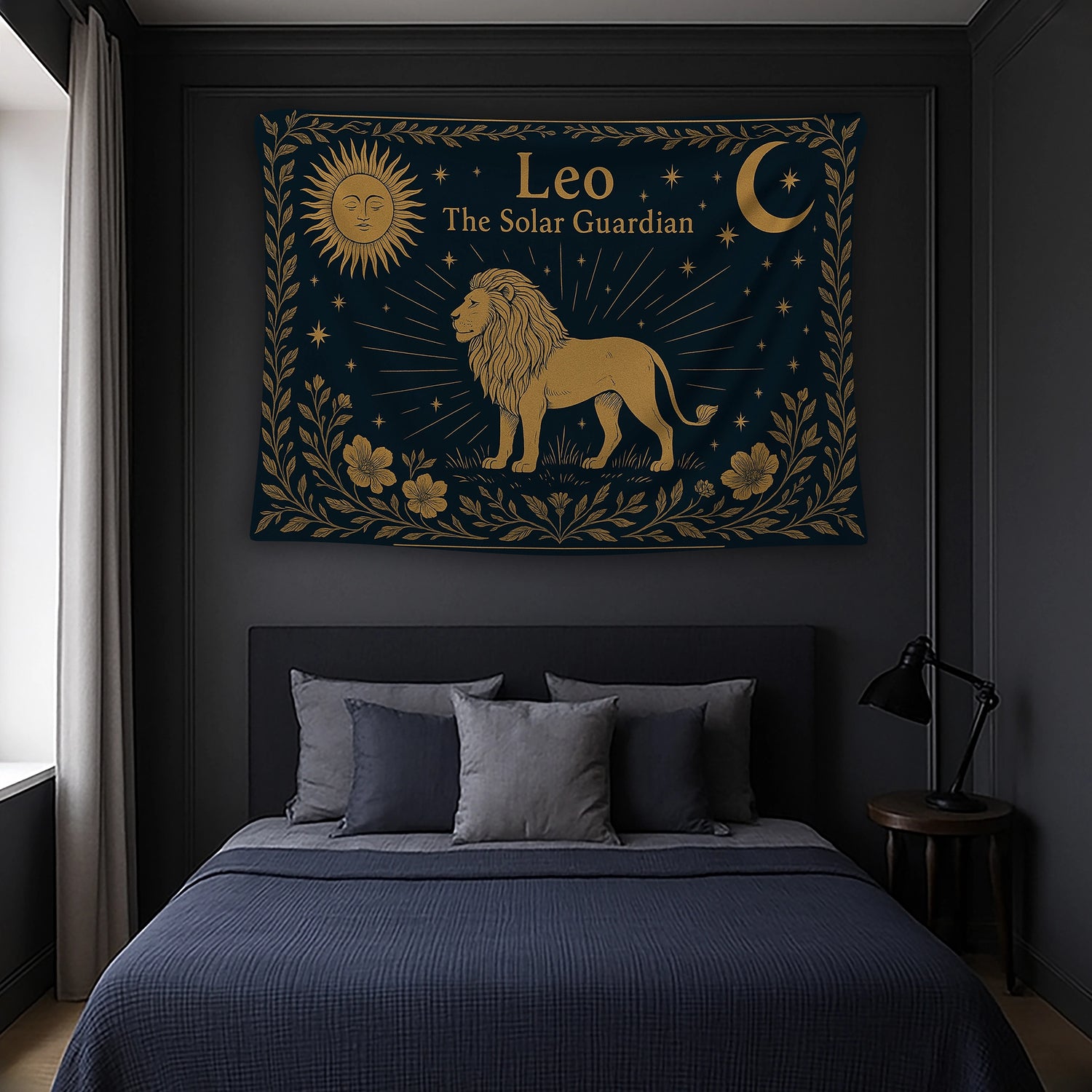Merkezde detaylı yeleli aslan illüstrasyonu ve üst bölümde Leo The Solar Guardian yazısı bulunan duvar örtüsü, takımyıldız çizimleri ve ışın efektleriyle hazırlanmış retro ve illüstratif kompozisyonuyla burç temalı dekorasyonlar için estetik bir üründür.