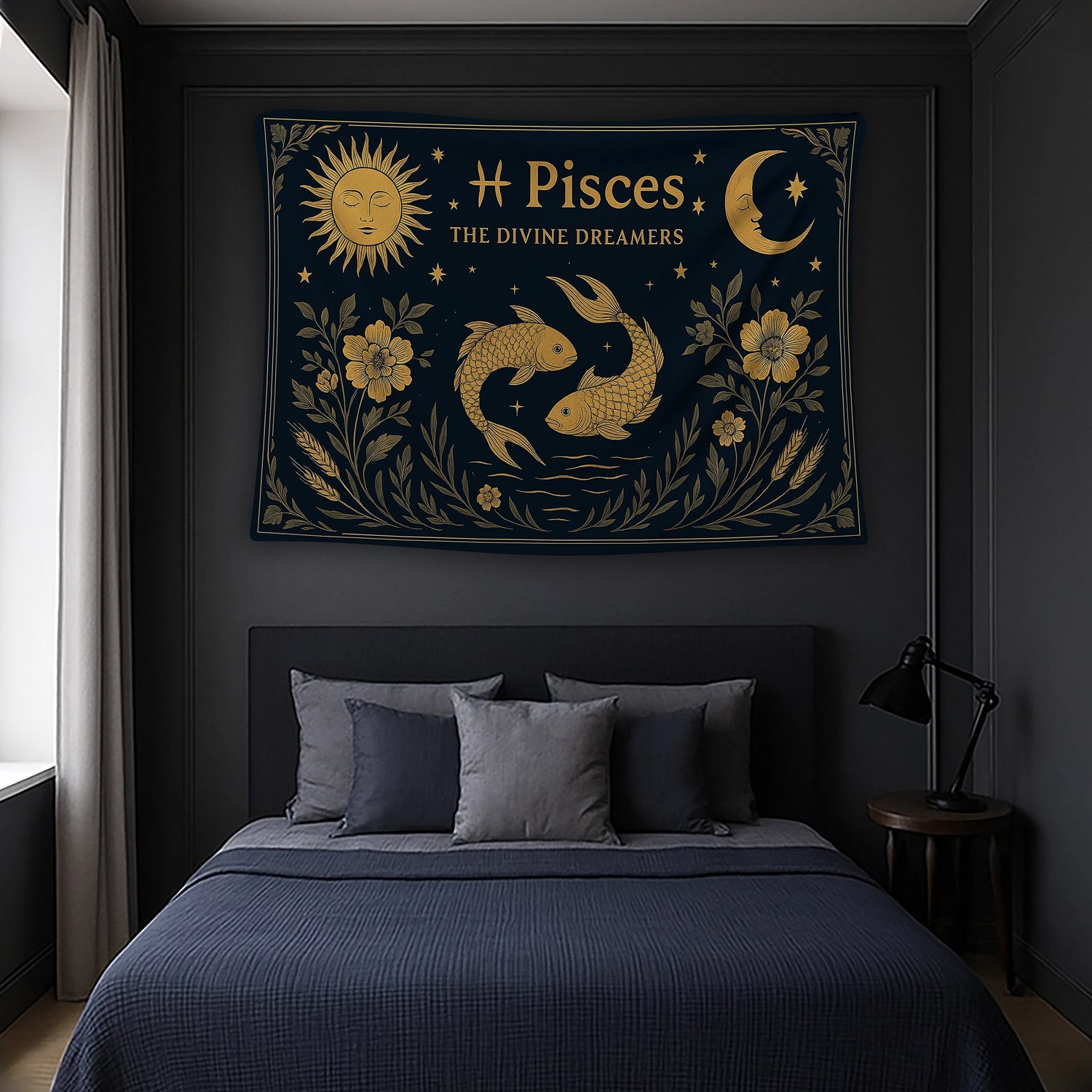 Merkezde dairesel formda yüzen iki balık illüstrasyonu ve üst bölümde Pisces The Divine Dreamers yazısı bulunan duvar örtüsü, takımyıldız motifleri ve floral çerçeve detaylarıyla retro, illüstratif ve astrolojik estetik sunan dekoratif bir tekstil ürünüdür.