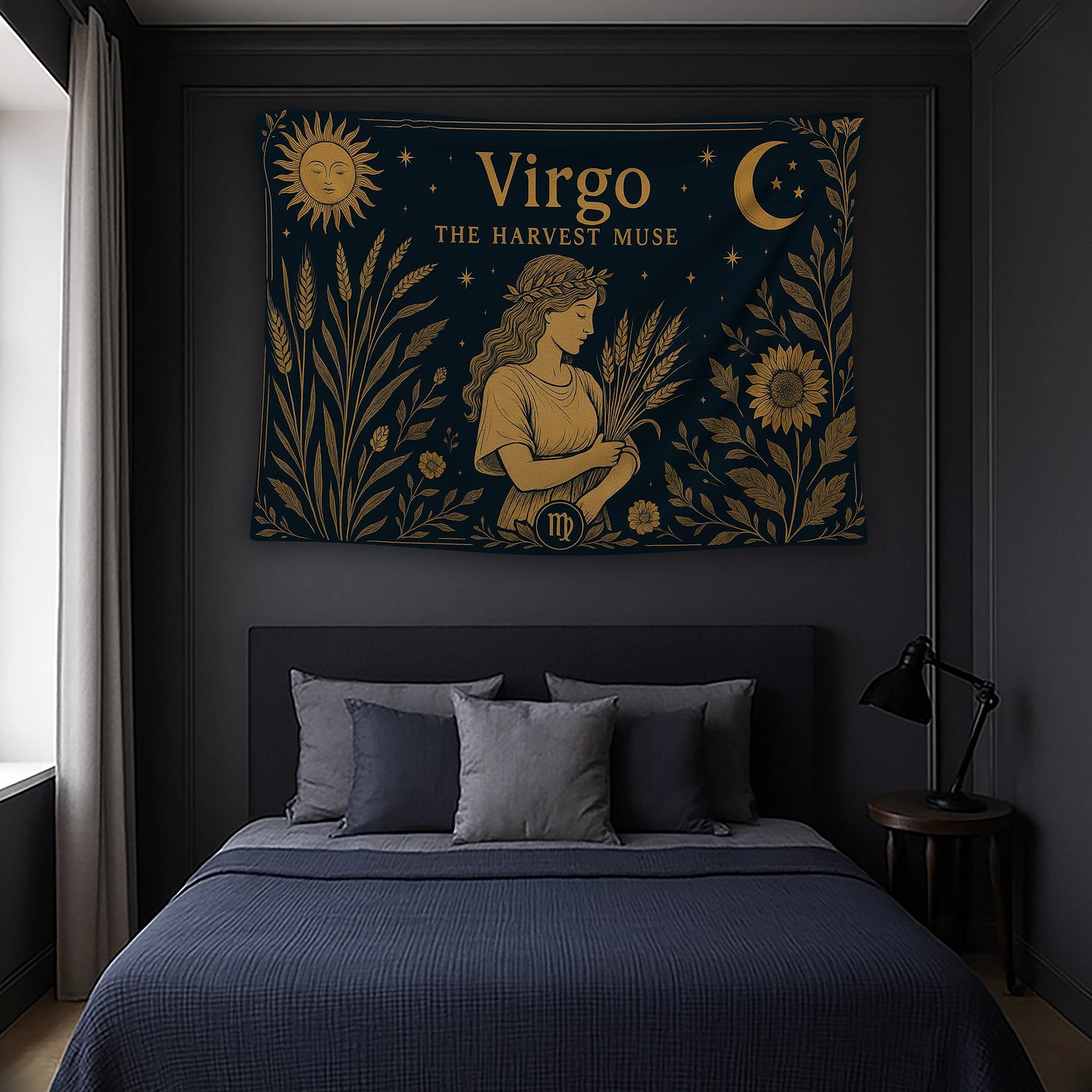 Merkezde detaylı kadın silüeti ve kucakladığı buğday başaklarıyla hazırlanan duvar örtüsü, üst bölümde Virgo The Harvest Muse yazısı ve takımyıldız motifleriyle retro, illüstratif ve astrolojik estetik sunan dekoratif bir tekstil ürünüdür.