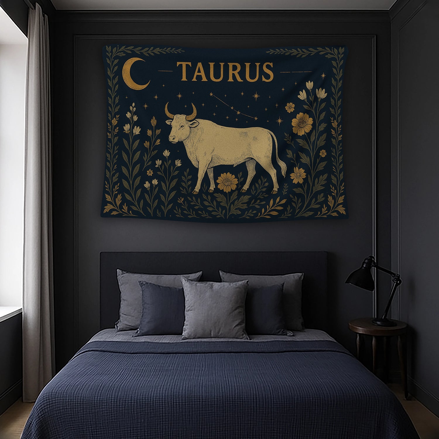 Altın tonlu çizgilerle işlenmiş boğa silüeti ve çevresini saran çiçek ile yaprak motifleri içeren duvar örtüsü, gece gökyüzü ve yıldız sembolleriyle birlikte mistik, retro ve illüstratif bir kompozisyon oluşturan dekoratif tekstil ürünüdür.