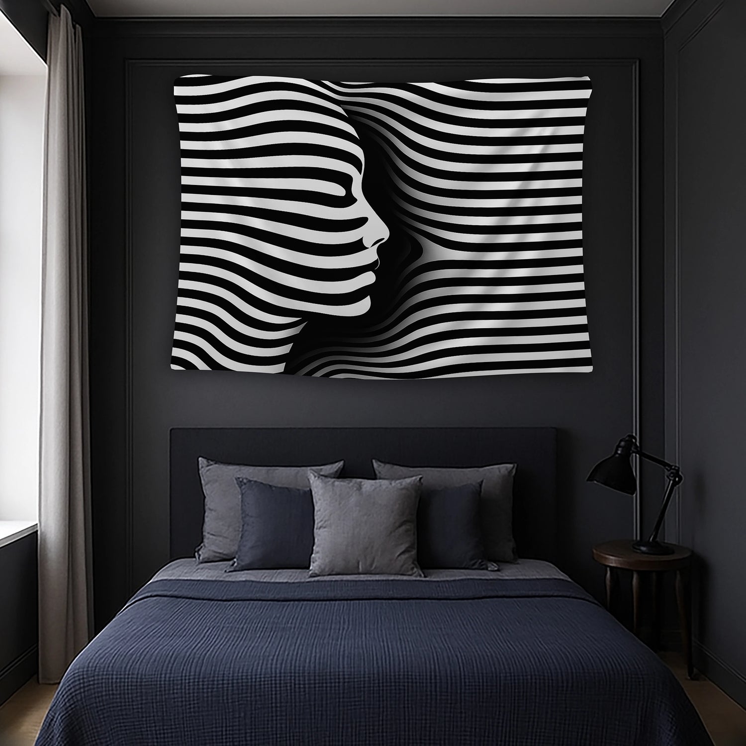 Akışkan zebra çizgilerini andıran siyah beyaz şeritler arasında belirginleşen çift yüz kompozisyonuna sahip duvar örtüsü, derinlik ve hareket hissi veren op art stiliyle minimal, çağdaş ve sanatsal mekanlarda dikkat çekici bir odak noktası oluşturan dekoratif üründür.