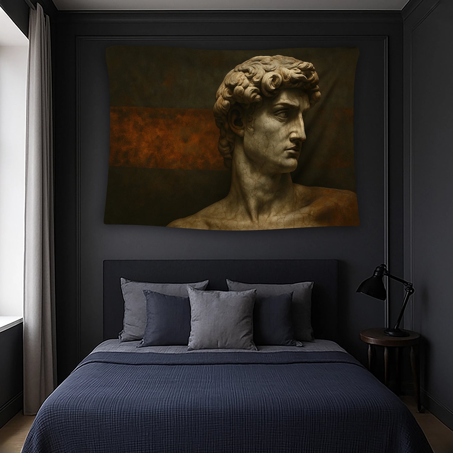 Profil açıdan resmedilmiş taş dokulu heykel figürü ve mat siyah kahverengi ton geçişleriyle hazırlanan duvar örtüsü, sade arka plan ve dramatik gölge kullanımı sayesinde klasik, zamansız ve estetik bir atmosfer oluşturan dekoratif bir üründür.