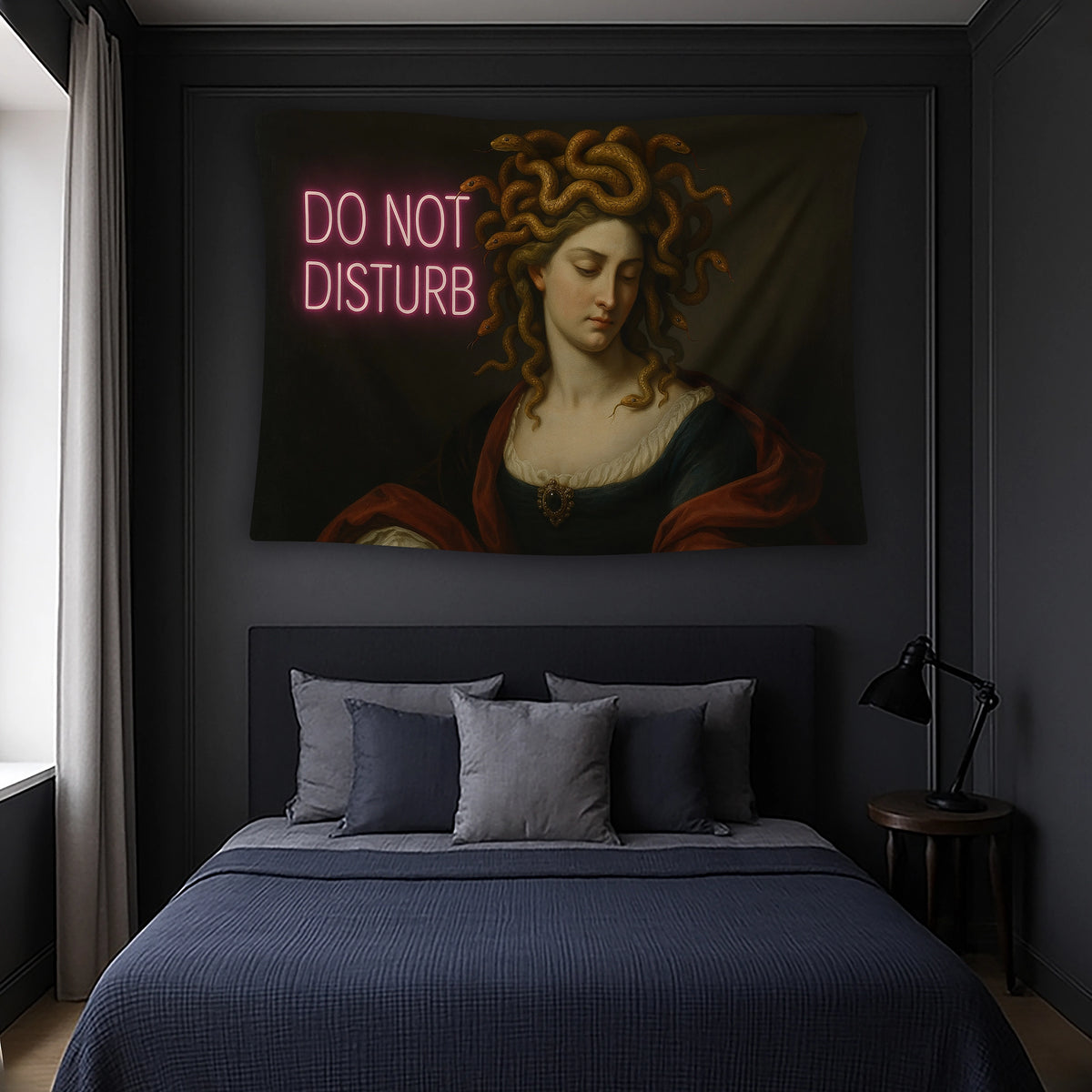 Yılan saçlı mitolojik kadın karakteri betimleyen klasik yağlı boya tarzı illüstrasyon ve parlak neon yazı detayıyla öne çıkan duvar örtüsü, gotik ve vintage sanat atmosferini modern grafik dokunuşla harmanlayan çarpıcı, özgün ve dikkat çekici tasarıma sahiptir.