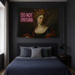 Yılan saçlı mitolojik kadın karakteri betimleyen klasik yağlı boya tarzı illüstrasyon ve parlak neon yazı detayıyla öne çıkan duvar örtüsü, gotik ve vintage sanat atmosferini modern grafik dokunuşla harmanlayan çarpıcı, özgün ve dikkat çekici tasarıma sahiptir.