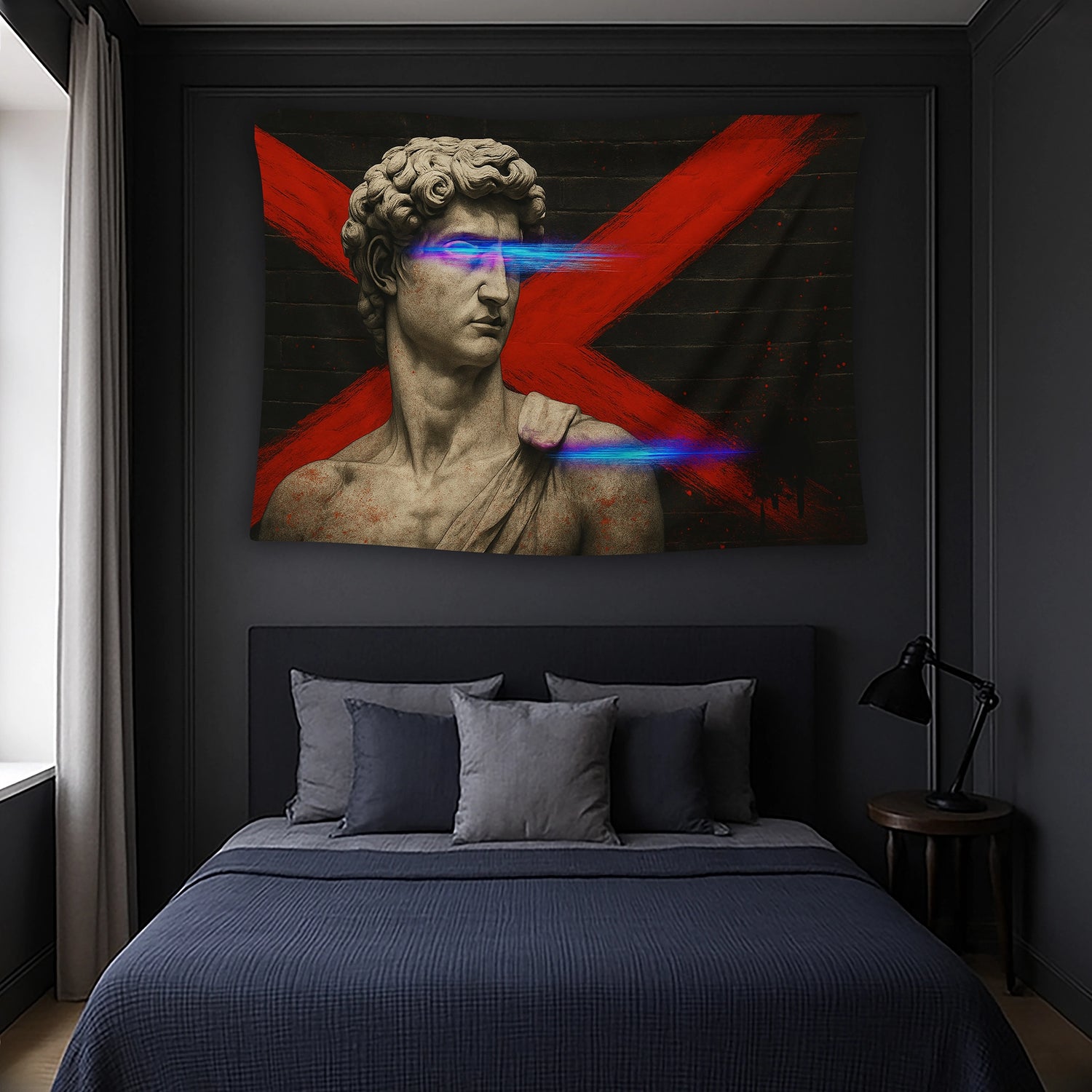 Taş dokulu heykel portresi, koyu tuğla duvar görünümü ve kırmızı sprey boya ile çizilmiş çapraz işaret detaylarıyla hazırlanan duvar örtüsü, grafiti ve urban stil öğelerini klasik sanat formuyla harmanlayan güçlü kontrastlı dekoratif bir üründür.