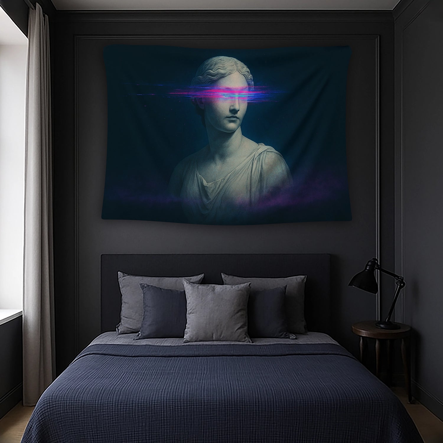 Antik heykel portresi, yüz kısmını kesen yatay neon ışık şeritleri ve karanlık arka planla hazırlanan duvar örtüsü, klasik sanat ile cyberpunk ve dijital glitch stilini harmanlayan yüksek kontrastlı, çağdaş ve dikkat çekici bir dekoratif üründür.