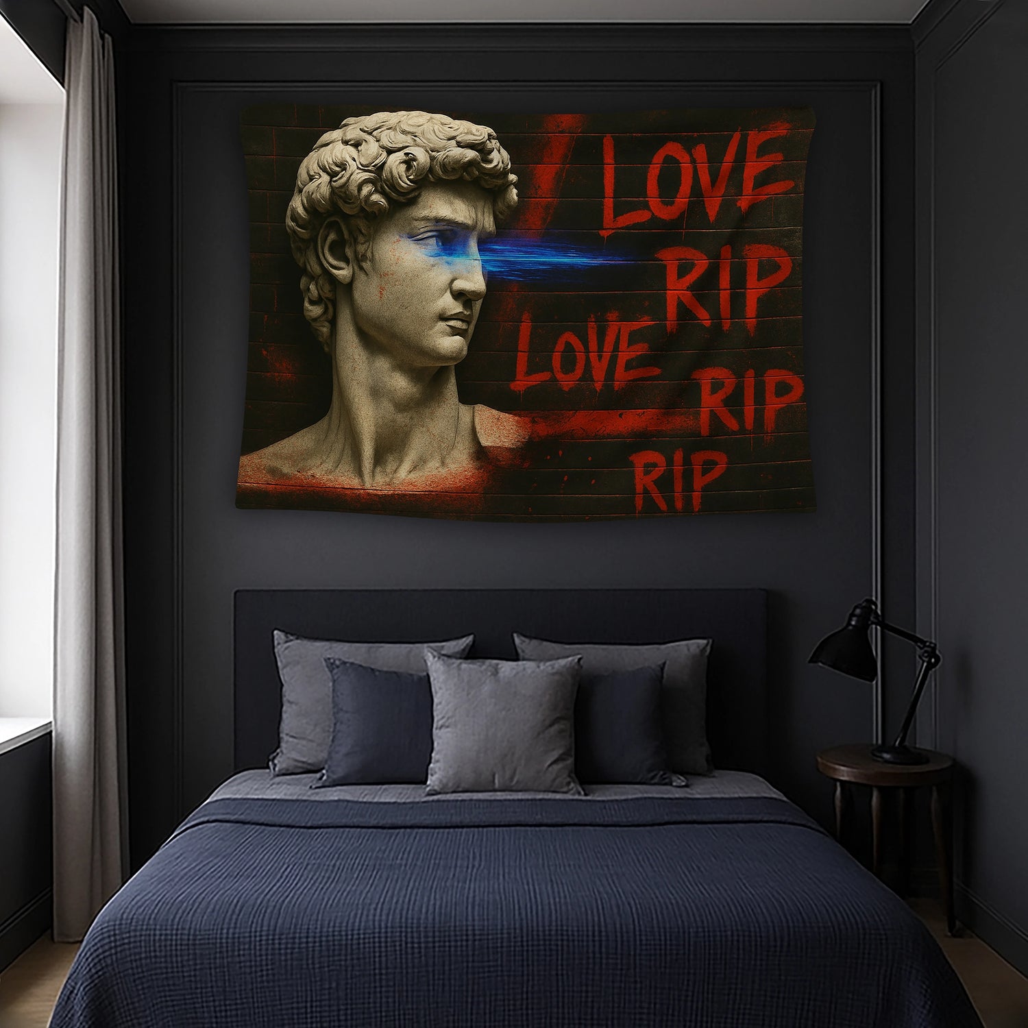 Taş dokulu heykel portresi, koyu tuğla duvar görünümü ve sprey boya ile yazılmış Love Rip tipografisiyle hazırlanan duvar örtüsü, urban, grafiti ve retro street art stilini yansıtan yüksek kontrastlı ve enerjik bir dekoratif tekstil ürünüdür.