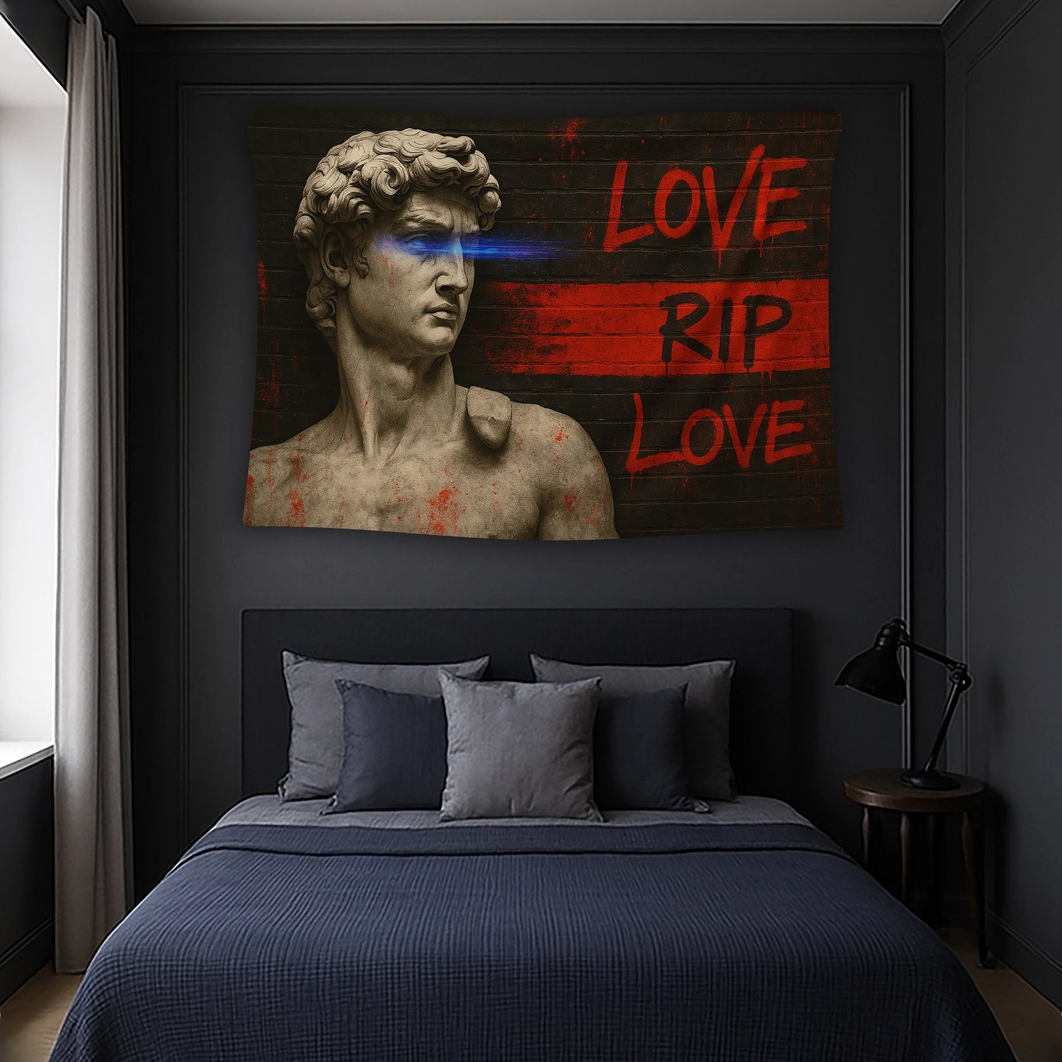 Taş dokulu heykel portresi, tuğla duvar görünümü ve sprey boya ile yazılmış “Love Rip Love” tipografisiyle hazırlanan duvar örtüsü, retro grafiti ve urban sanat stilini yansıtan yüksek kontrastlı ve asi karakterli bir dekoratif üründür.