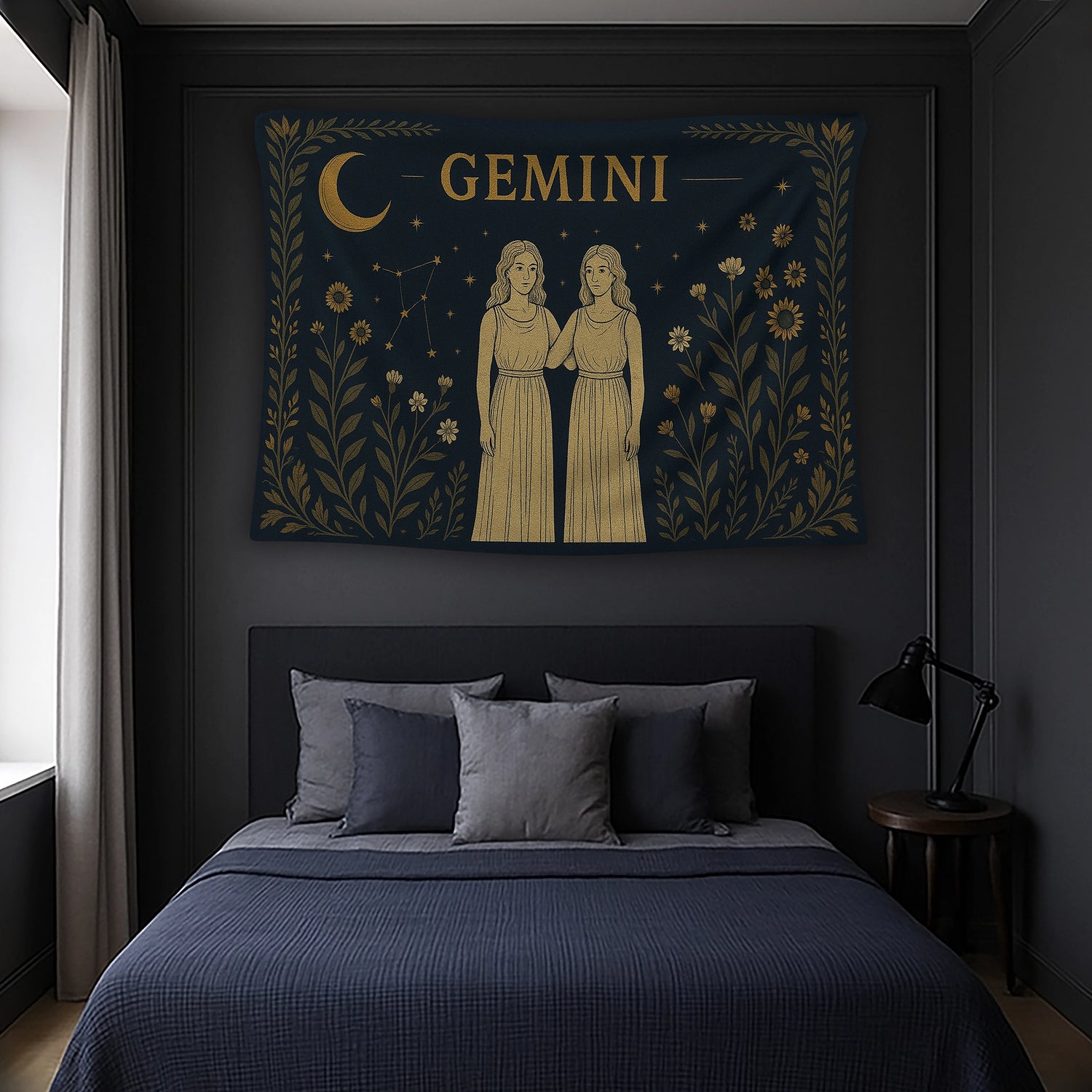 Altın tonlu çizgilerle işlenmiş ikiz figürleri ve çevresini saran çiçek ile yaprak motifleri içeren duvar örtüsü, gece gökyüzü detayları ve yıldız sembolleriyle birlikte retro, illüstratif ve astrolojik bir kompozisyon sunan dekoratif tekstil ürünüdür.