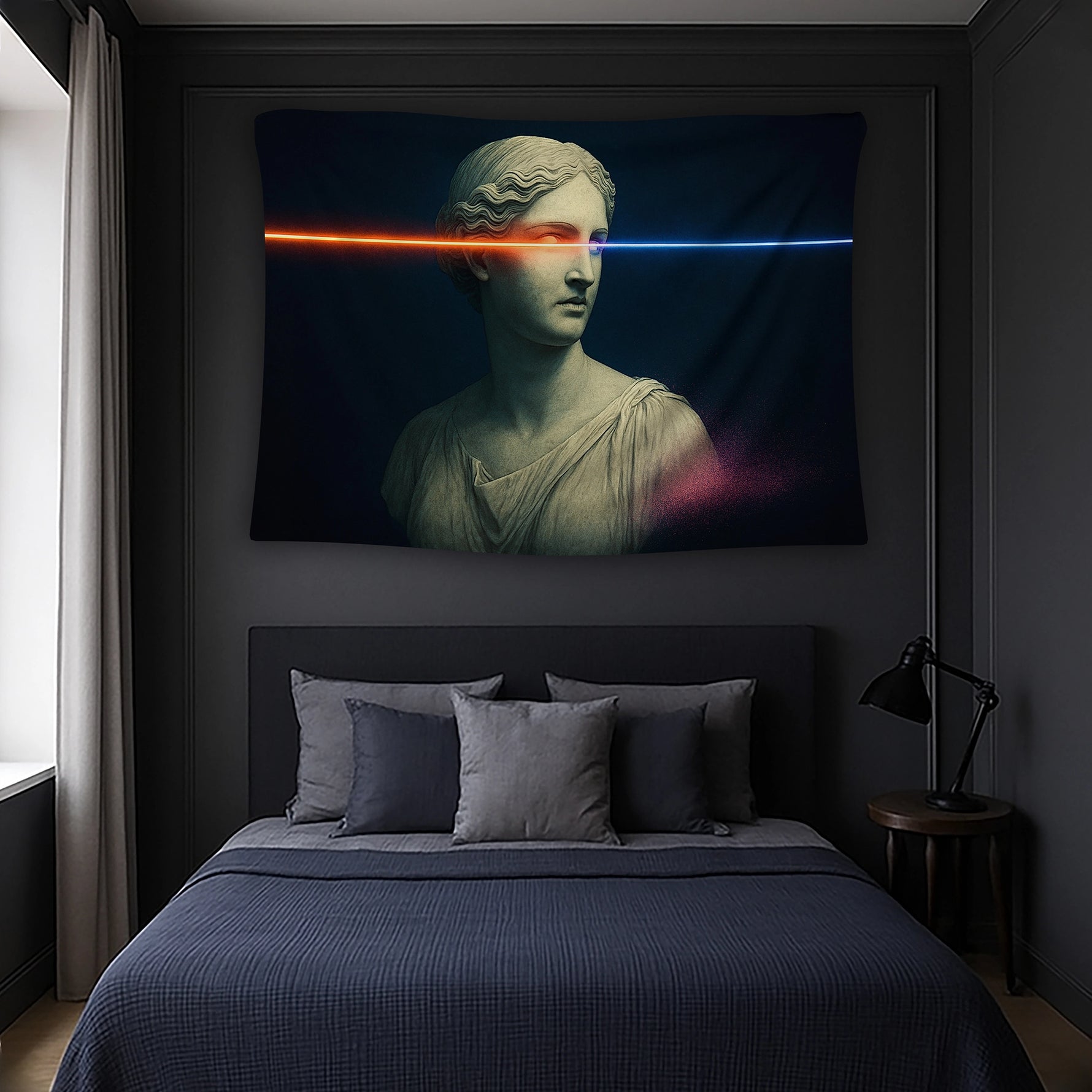 Antik heykel portresi, yüz boyunca uzanan çift renkli ışık hattı ve yumuşak gölge geçişleriyle hazırlanan duvar örtüsü, klasik sanat ile cyberpunk ve dijital stil öğelerini harmanlayan minimal, çağdaş ve dikkat çekici bir dekoratif ürün olarak öne çıkar.