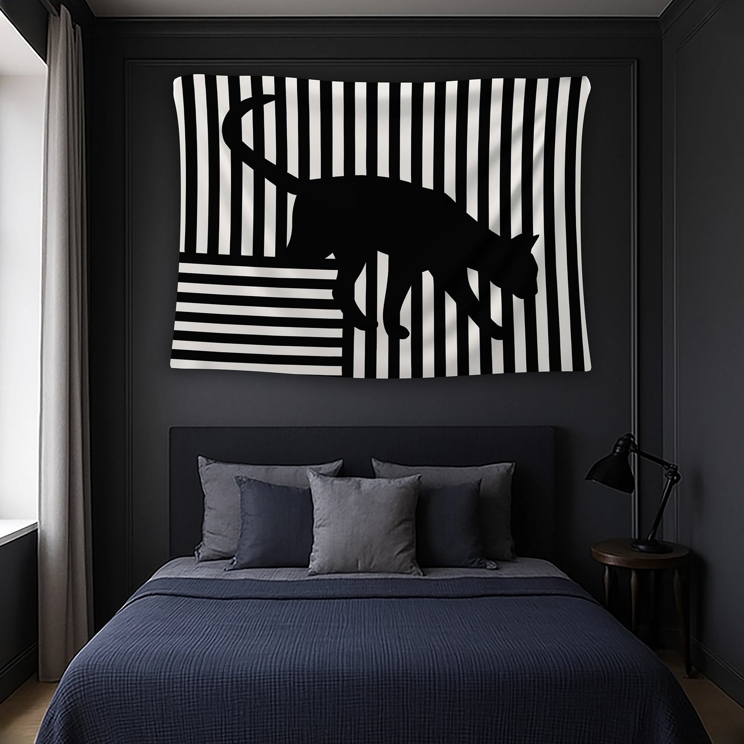 Dikey zebra çizgileri arasında yürüyen siyah kedi figürüyle hazırlanan duvar örtüsü, keskin siyah beyaz kontrastı ve sade illüstratif yapısıyla op art, grafik ve modern sanat temalı mekanlar için çarpıcı ve dekoratif bir tekstil ürünü olarak öne çıkar.