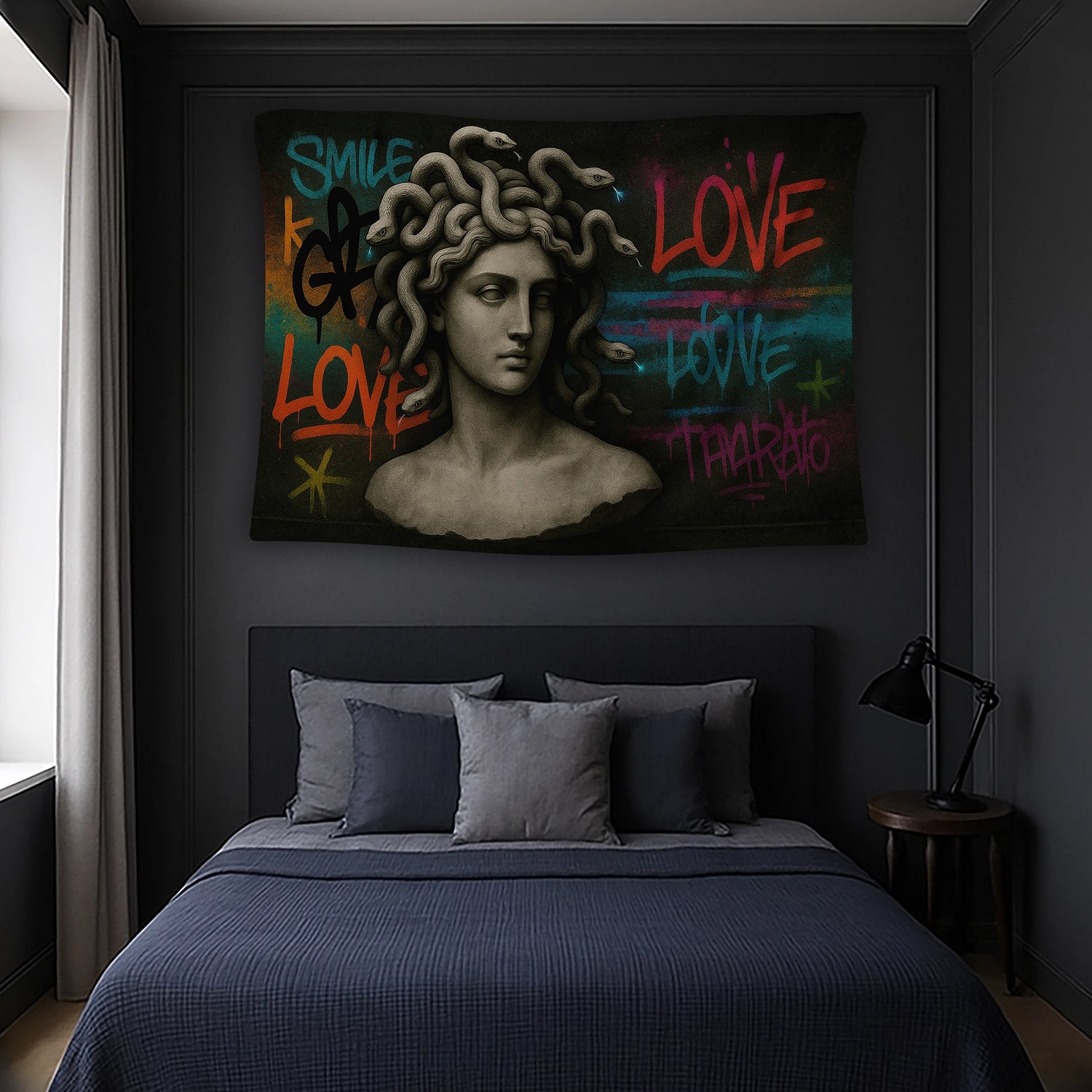 Merkezde taş dokulu Medusa portresi, saçlarında kıvrılan yılan figürleri ve arka planda Love, Smile ve grafiti kelimeleriyle hazırlanan duvar örtüsü, gotik mitoloji ile urban sanat stilini harmanlayan alternatif ve enerjik bir dekoratif tekstil ürünüdür.