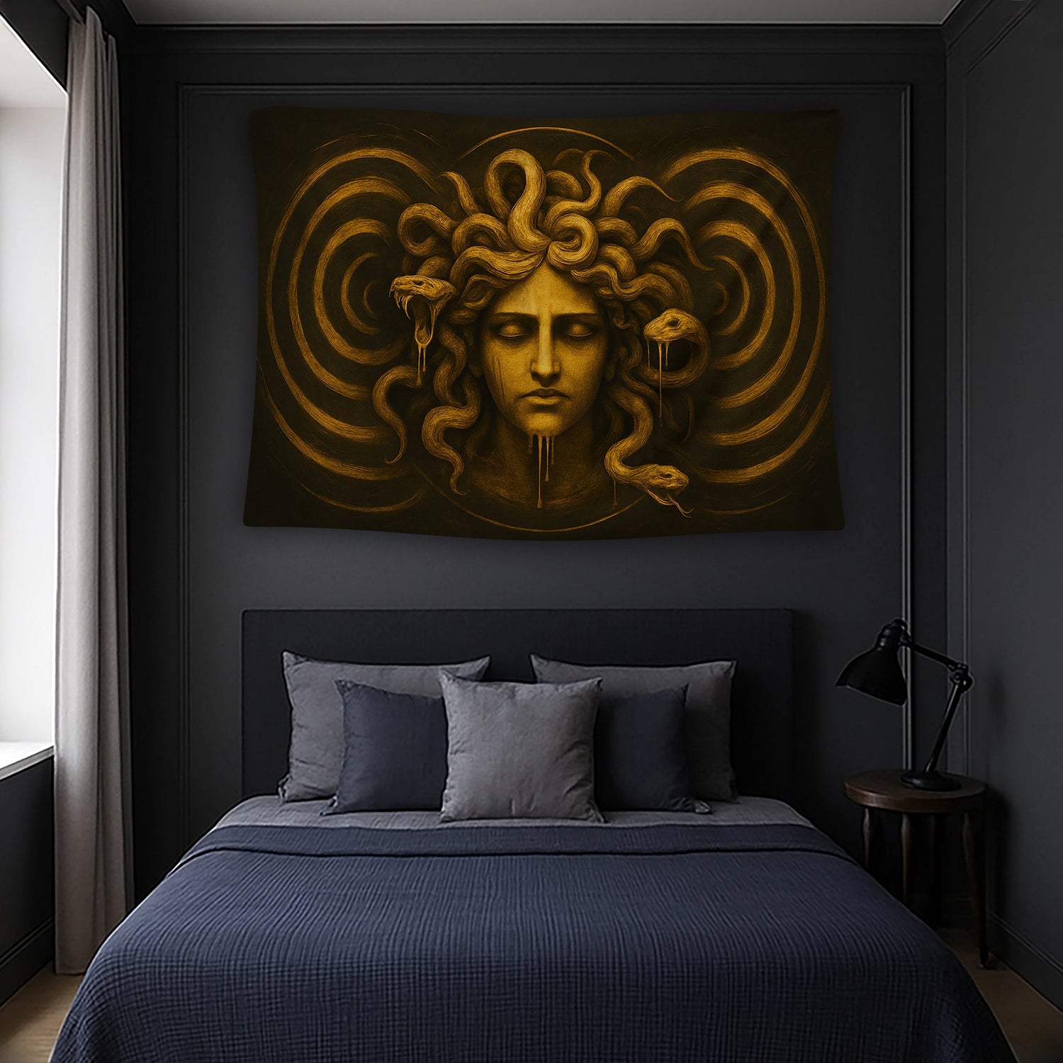 Merkezde yer alan detaylı Medusa portresi ve etrafını saran yılan figürleriyle hazırlanan duvar örtüsü, altın dokulu çizimler ve koyu arka plan sayesinde antik mitoloji ve alternatif sanat stilini birleştiren gizemli ve sanatsal bir dekoratif tekstil ürünüdür.