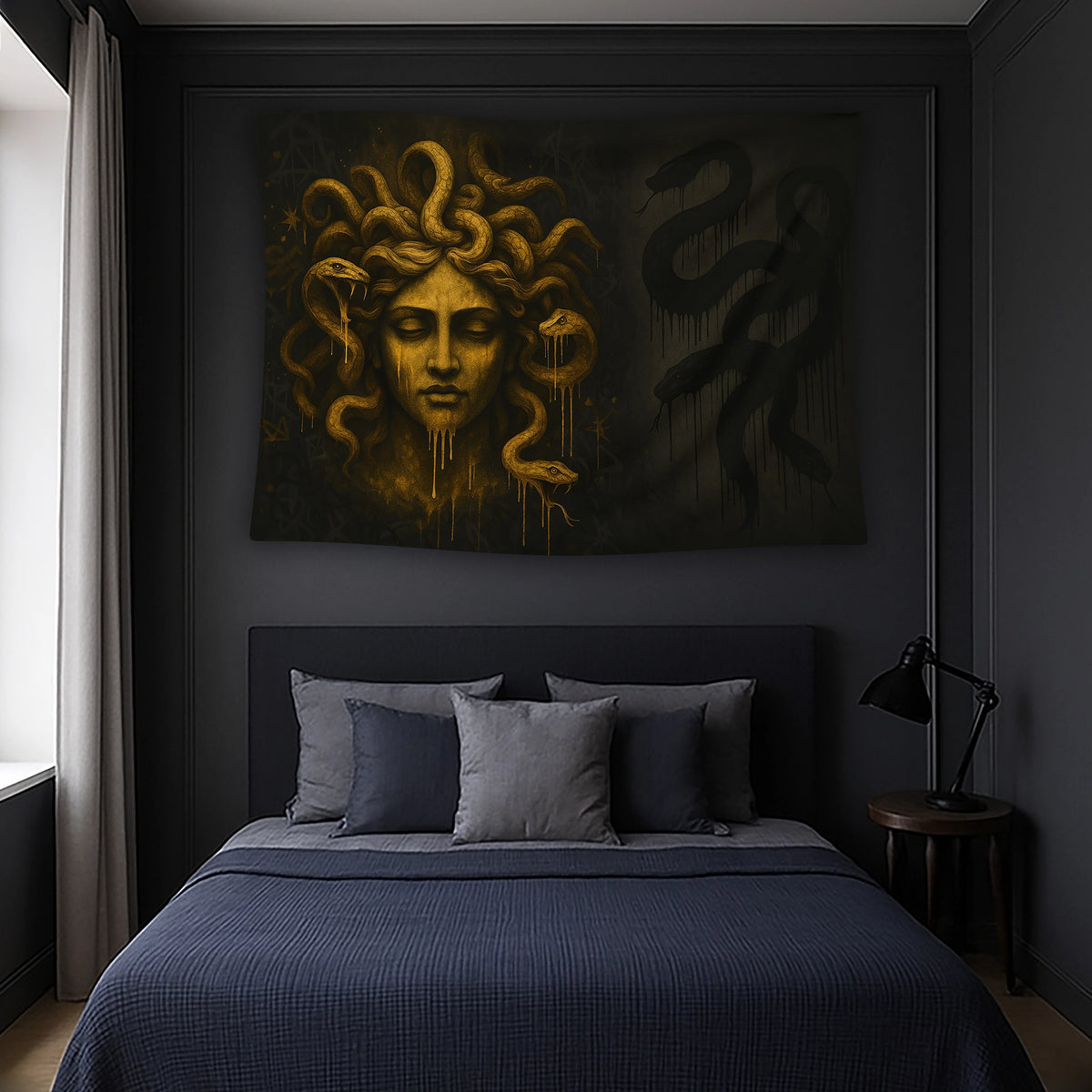 Merkezde yer alan yılanlarla çevrili kadın yüzü figürü ve koyu arka plan üzerindeki akıntı efektleriyle hazırlanan duvar örtüsü, antik mitoloji ve karanlık sanat stilini birleştiren retro, alternatif ve illüstratif estetik sunan dikkat çekici dekoratif bir üründür.