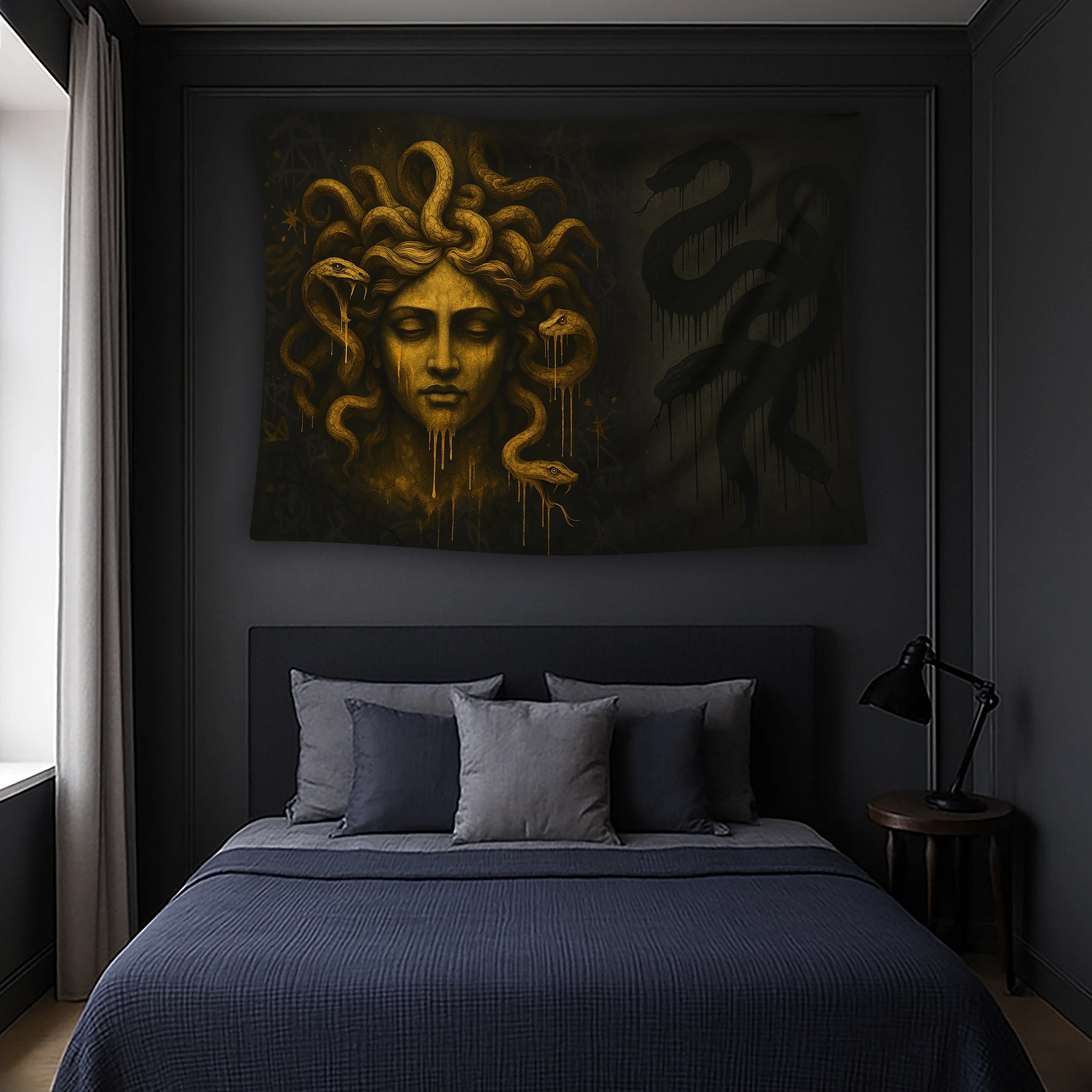 Merkezde yer alan yılanlarla çevrili kadın yüzü figürü ve koyu arka plan üzerindeki akıntı efektleriyle hazırlanan duvar örtüsü, antik mitoloji ve karanlık sanat stilini birleştiren retro, alternatif ve illüstratif estetik sunan dikkat çekici dekoratif bir üründür.