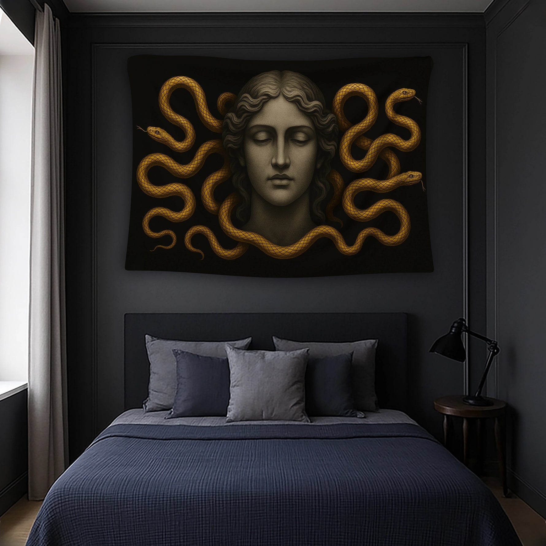 Yılan motifleriyle çevrili klasik heykel yüzünü andıran bu sanatsal duvar örtüsü, mitoloji, güç ve gizem temasını modern dekorasyonla birleştirir. Altın renkli kıvrımlı yılanlar, koyu zemin üzerinde lüks ve çarpıcı bir kontrast oluşturarak salon ve ofis duvarlarında etkileyici bir odak noktası yaratır. Yüksek çözünürlüklü baskı kalitesi, detaylı doku ve derin gölgelendirmelerle FabricUp imzasını taşıyan prestijli bir görünüm sunar.