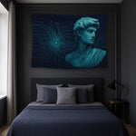 Antik mermer heykeli andıran portre figürü ile merkezden dağılan elektronik devre çizgileri içeren duvar örtüsü, koyu lacivert fon ve neon mavi detaylarıyla cyberpunk, teknolojik ve çağdaş grafik estetik sunan özgün bir dekoratif üründür.