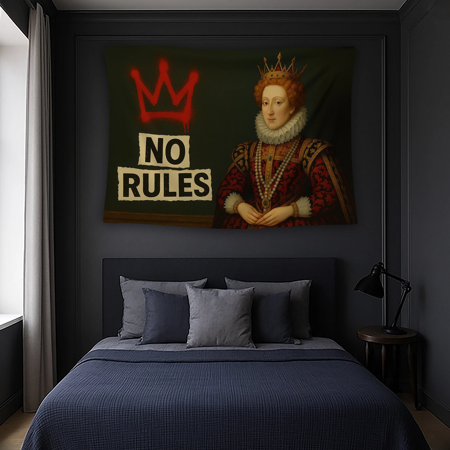 Vintage kraliyet figürü, detaylı elbise dokuları ve kontrast oluşturan grafiti yazılarla hazırlanan duvar örtüsü, klasik sanat ile urban tipografi stilini harmanlayan retro, alternatif ve dikkat çekici bir kompozisyona sahip dekoratif bir üründür.