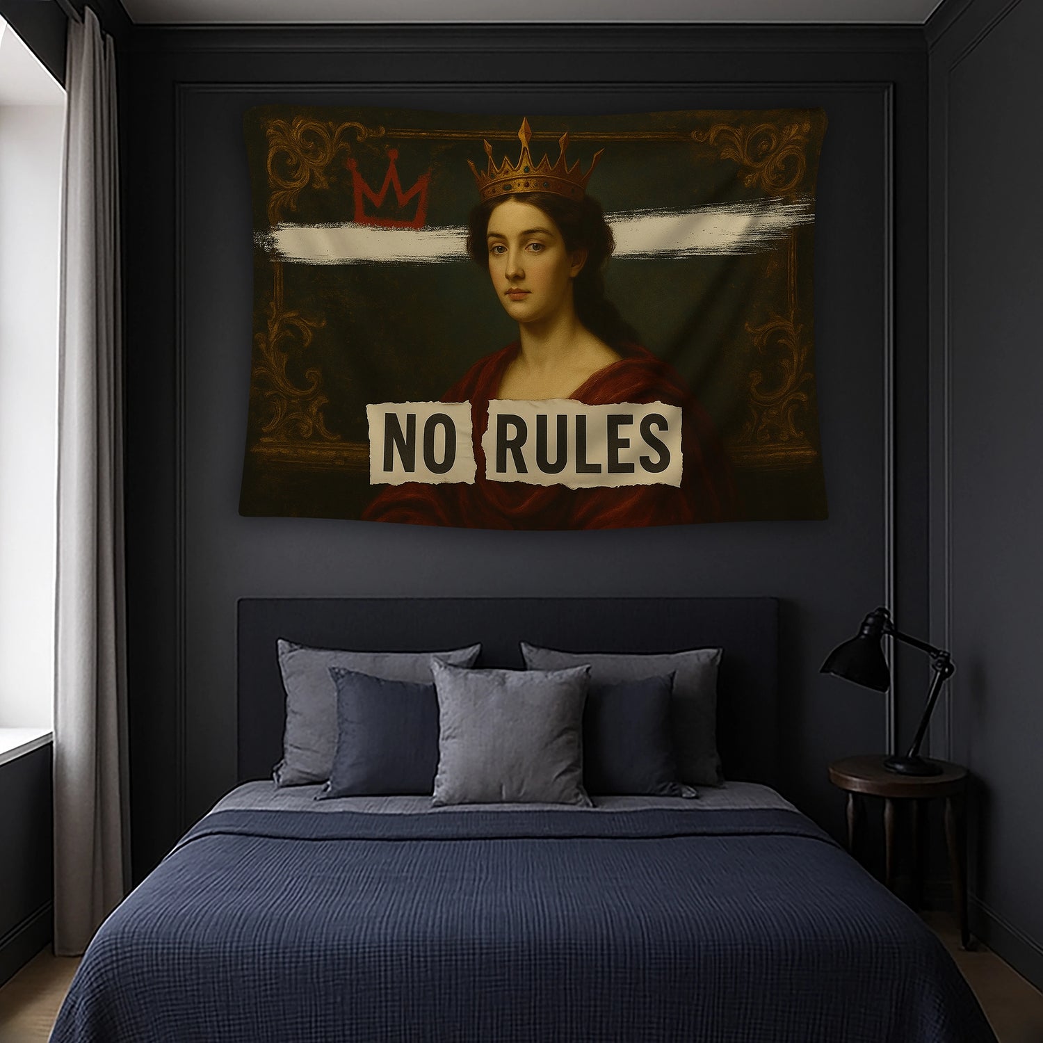 Vintage kraliyet figürü, zengin kırmızı giysi detayları ve arka plandaki beyaz boya şeridiyle hazırlanan duvar örtüsü, klasik sanat ile street art stilini harmanlayan kontrastlı kompozisyonuyla modern ve alternatif dekorasyonlar için dikkat çekici bir üründür.