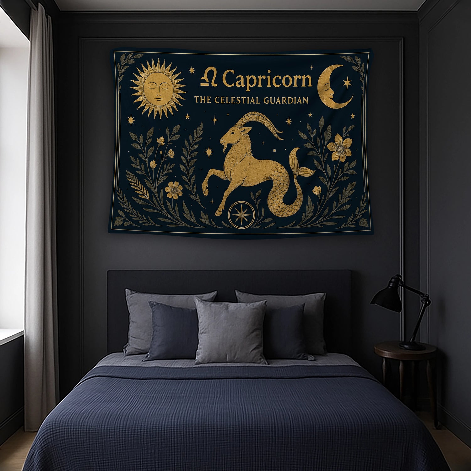 Merkezde detaylı keçi ve balık kuyruklu mitolojik figür, üst bölümde Capricorn The Celestial Guardian yazısı ve takımyıldız motifleriyle hazırlanan duvar örtüsü, retro ve illüstratif estetiğiyle burç temalı dekorasyonlar için dikkat çekici bir tekstil ürünü sunar.