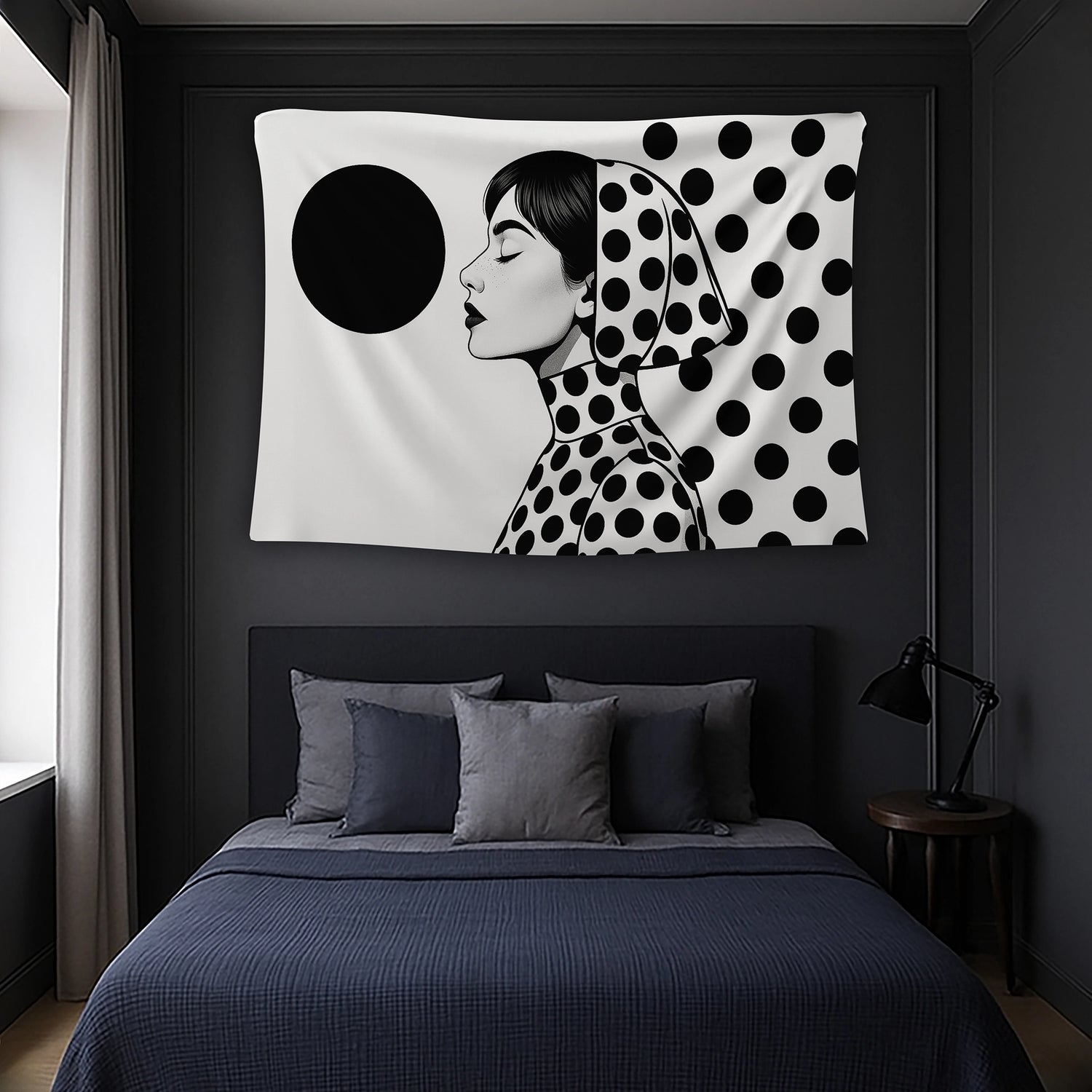 Monokrom renk paleti, benekli desenli başörtüsü ve zarif kadın silüetiyle hazırlanan duvar örtüsü, net hatlara sahip illüstratif stili sayesinde vintage, modern ve çağdaş grafik dekorasyon anlayışına uyum sağlayan estetik ve dikkat çekici bir üründür.