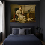 Barok dönem estetiğini yansıtan kraliçe karakteri, koyu arka plan ve detaylı ışık gölge geçişleriyle resmedilen bu duvar örtüsü, altın tonlu “Queen of Mondays” tipografisiyle klasik sanat ile çağdaş grafik stili birleştiren özgün ve dikkat çekici bir tasarıma sahiptir.