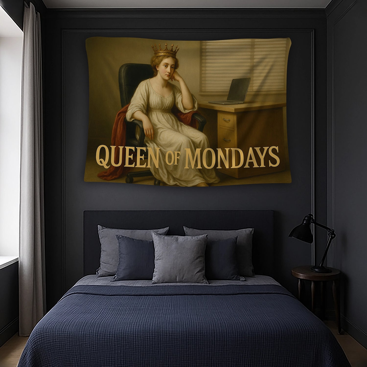 Barok dönem estetiğini yansıtan kraliçe karakteri, koyu arka plan ve detaylı ışık gölge geçişleriyle resmedilen bu duvar örtüsü, altın tonlu “Queen of Mondays” tipografisiyle klasik sanat ile çağdaş grafik stili birleştiren özgün ve dikkat çekici bir tasarıma sahiptir.
