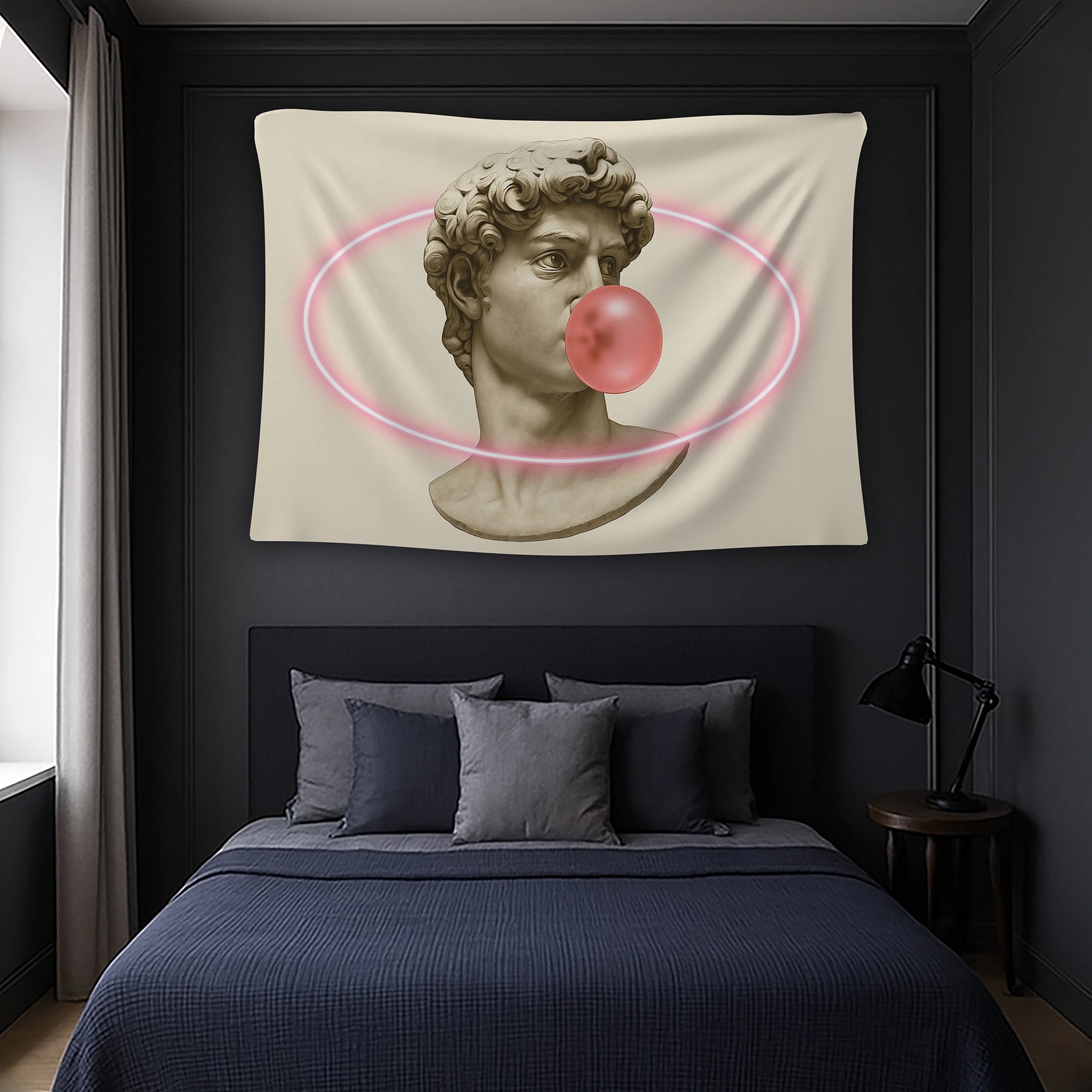 Profil açıdan resmedilmiş taş dokulu heykel figürü, şişirilmiş balon sakız ve etrafını saran neon halka efektiyle hazırlanan duvar örtüsü, klasik sanat ile çağdaş grafik stilini harmanlayan minimal ve eğlenceli bir dekoratif tekstil ürünüdür.