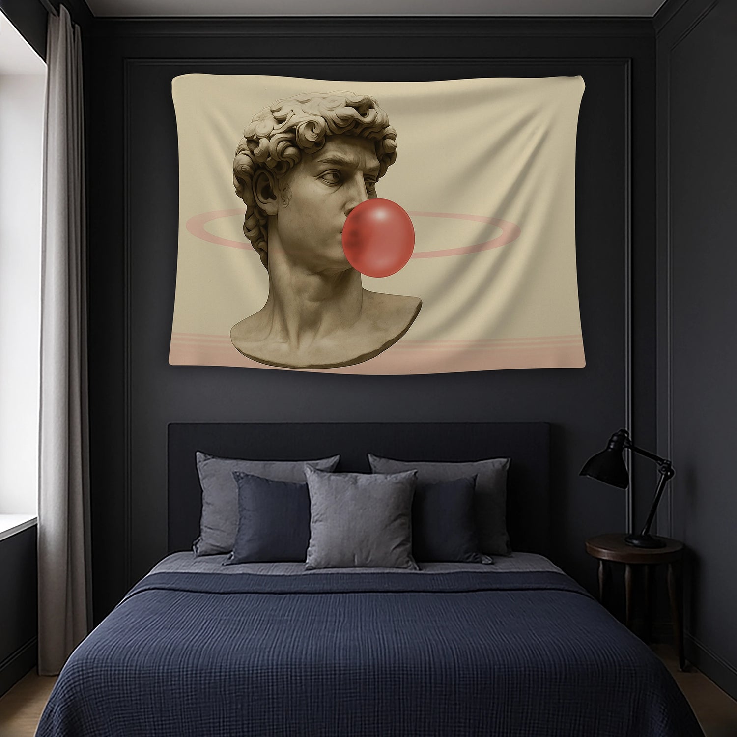 Profil açıdan resmedilmiş taş dokulu heykel figürü ve şişirilmiş balon sakız vurgusuyla hazırlanan duvar örtüsü, klasik sanat ile çağdaş pop kültür öğelerini harmanlayan minimal ve eğlenceli kompozisyonuyla genç ve modern alanlar için estetik bir üründür.