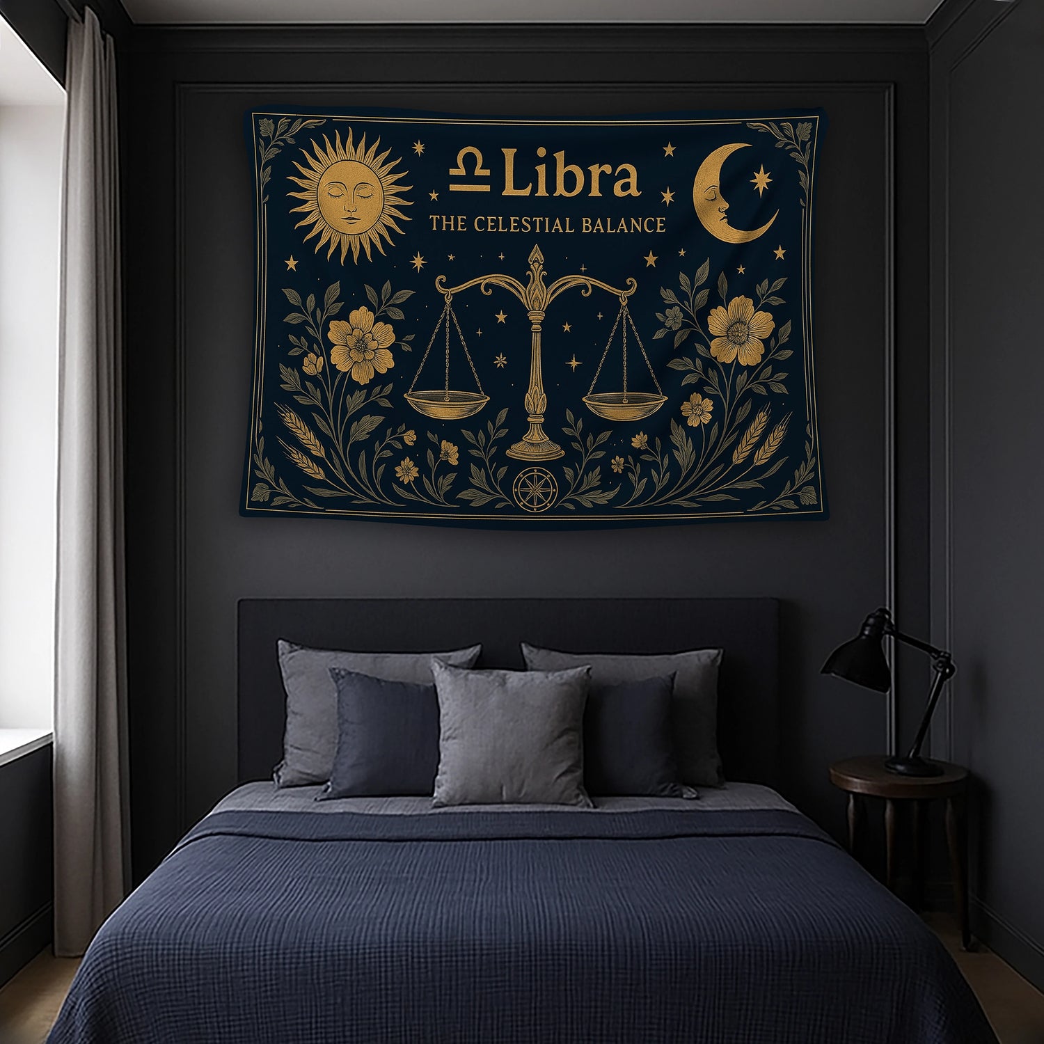 Merkezde detaylı terazi sembolü ve üst bölümde Libra The Celestial Balance yazısı bulunan duvar örtüsü, takımyıldız motifleri, floral çerçeve ve gece gökyüzü detaylarıyla retro, illüstratif ve astrolojik estetik sunan dekoratif bir tekstil ürünüdür.