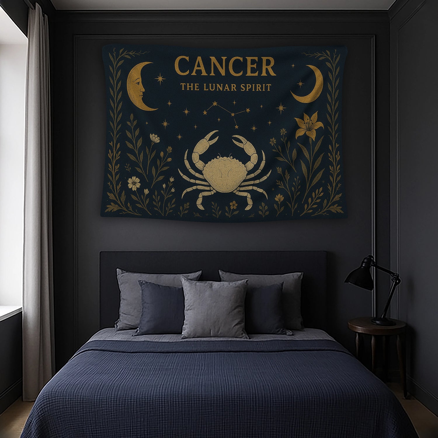 Merkezde detaylı yengeç illüstrasyonu ve üst bölümde Cancer yazısı bulunan duvar örtüsü, takımyıldız çizimleri, gece gökyüzü motifleri ve altın renk paletiyle hazırlanmış retro ve illüstratif kompozisyonuyla astrolojik temalı dekorasyonlar için estetik bir üründür.