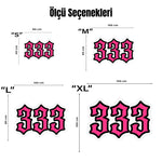Graffiti etkili tipografik halı; canlı pembe tonlarda büyük “333” rakamları, net beyaz iç hat ve kalın siyah dış kontur ile vurgulanmış, pop art estetiğinde, güçlü görsel kontrast sunan figür kesim baskı deseni.
